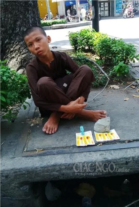 Phóng sự ảnh: Theo chân sư giả khất thực phi pháp ảnh 23 25KT.jpg