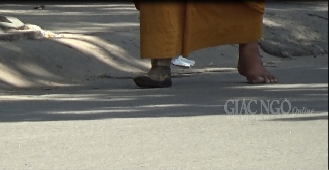 Phóng sự ảnh: Theo chân sư giả khất thực phi pháp ảnh 2 2KT.jpg