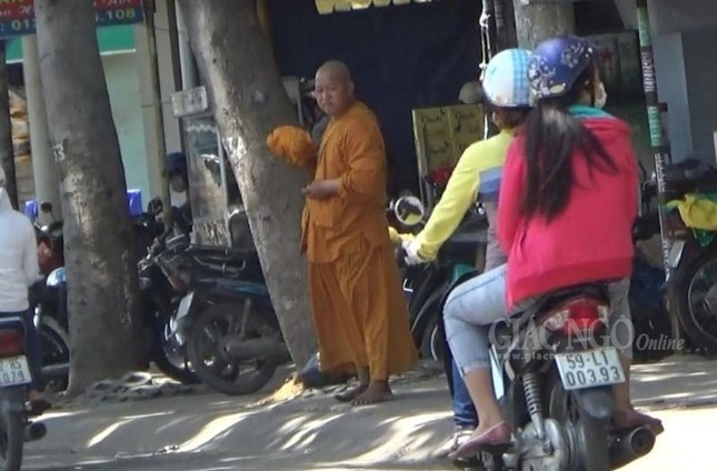 Phóng sự ảnh: Theo chân sư giả khất thực phi pháp ảnh 3 3KT.jpg