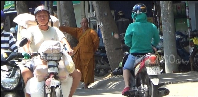 Phóng sự ảnh: Theo chân sư giả khất thực phi pháp ảnh 4 4KT.jpg