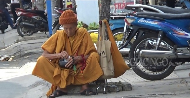 Phóng sự ảnh: Theo chân sư giả khất thực phi pháp ảnh 6 6KT.jpg