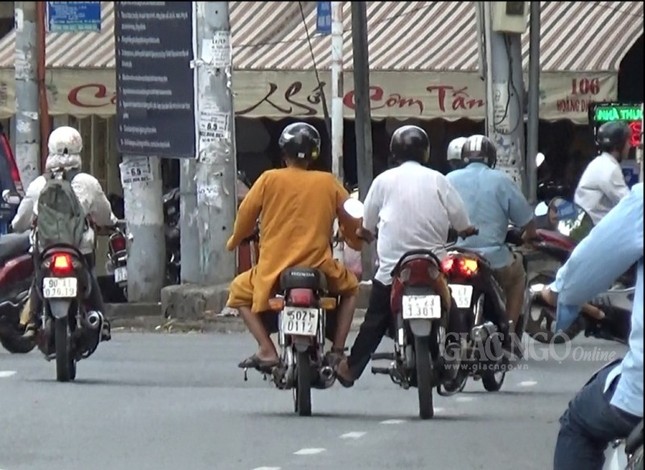 Phóng sự ảnh: Theo chân sư giả khất thực phi pháp ảnh 8 8KT.jpg