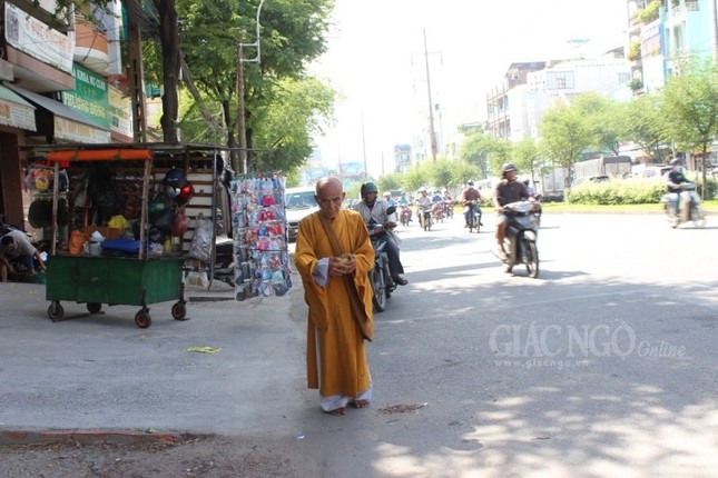 Phóng sự ảnh: Theo chân sư giả khất thực phi pháp ảnh 9 9KT.jpg