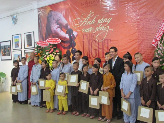 Triển lãm 108 ảnh “Ánh sáng đời sống” trong thiền môn ảnh 4 _nh trao h_c b_ng.JPG