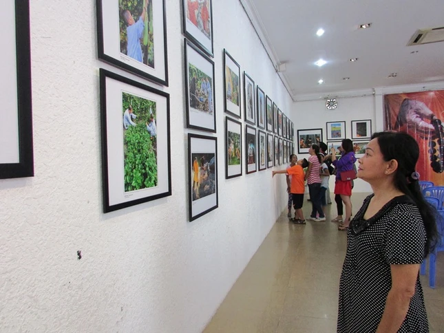 Triển lãm 108 ảnh “Ánh sáng đời sống” trong thiền môn ảnh 3 trien lam2.JPG