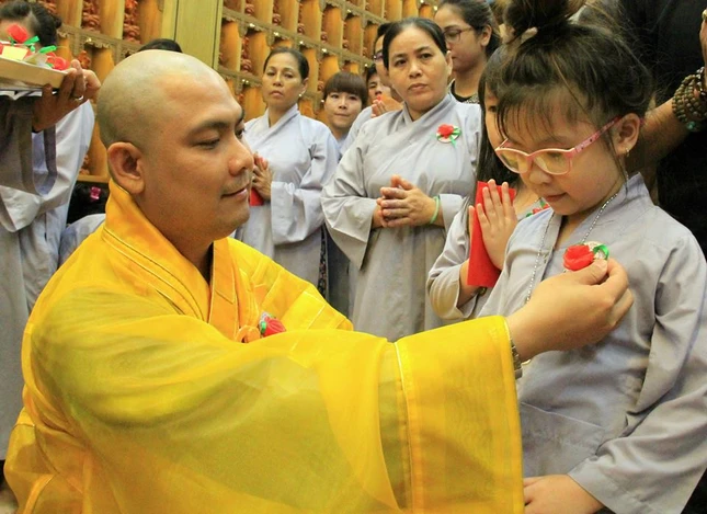 TP.HCM: Lễ cài hoa hồng tại chùa Thiện Mỹ ảnh 1 h5.jpg