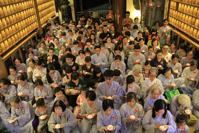 TP.HCM: Lễ cài hoa hồng tại chùa Thiện Mỹ ảnh 2 h6.jpg