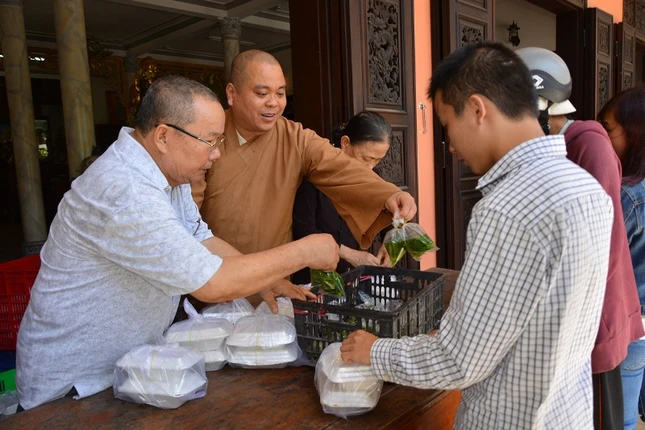 Tin tổng hợp: Các chùa, nhóm hội từ thiện mùa Vu lan ảnh 5 tnam 11.JPG