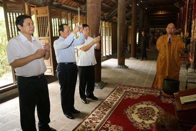 Ông Bí thư Thành ủy TP.HCM thăm chùa Phật Tích ảnh 1 bthu 3.jpg