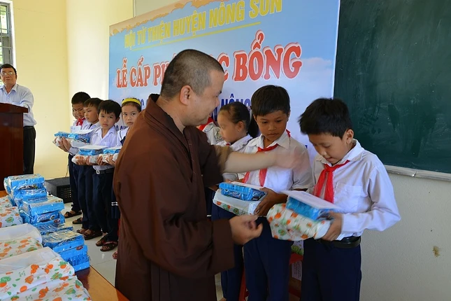 Trao học bổng cho học sinh huyện Nông Sơn ảnh 1 nson6.JPG