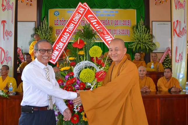 Trường TCPH Long An trao bằng tốt nghiệp khóa V ảnh 2 DSC_0332.JPG