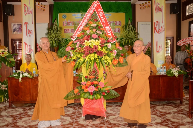 Trường TCPH Long An trao bằng tốt nghiệp khóa V ảnh 1 DSC_0359.JPG