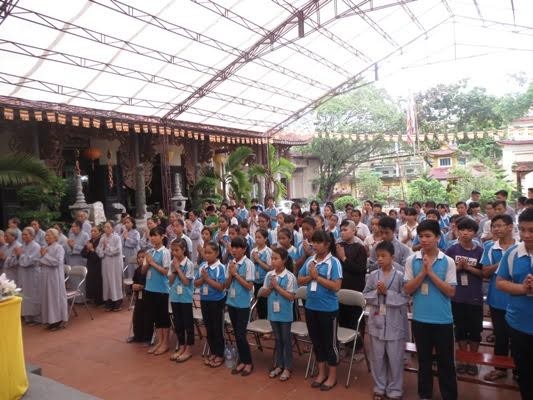 Gần 250 bạn trẻ Hà Nội "theo dấu chân Phật" ảnh 1 tang phuc.jpg