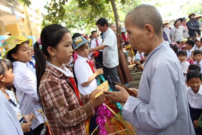 Phật giáo sẻ chia mùa Trung thu ảnh 1 3tt.jpg