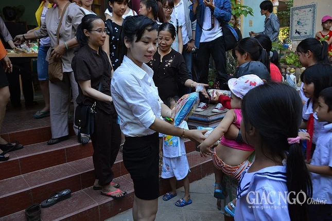 Chùa Phổ Hiền, Pháp Lâm tặng quà Trung thu ảnh 2 TN (6).JPG