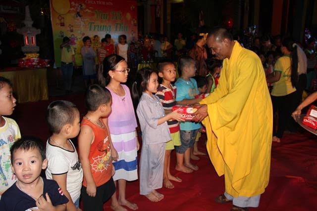Thêm các đơn vị tổ chức và tặng quà Trung thu ảnh 7 trung thu 7.jpg