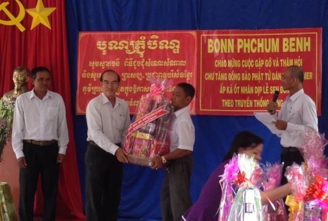 Tây Ninh: Các ban ngành đoàn thể thăm chùa Khmer ảnh 1 tay ninh 1.jpg