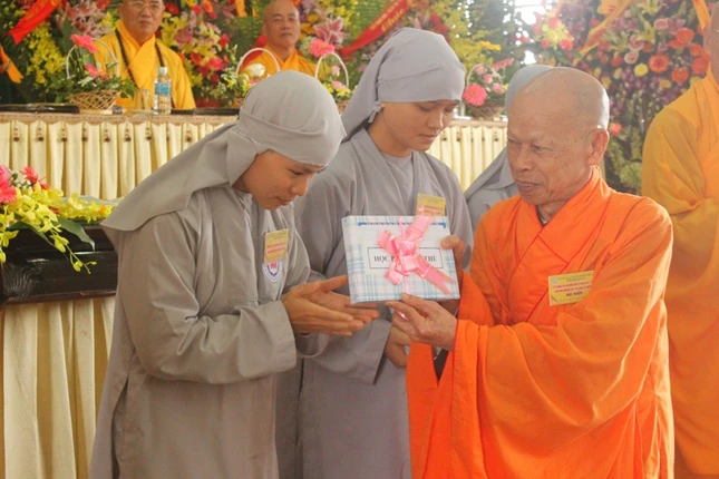 TT-Huế: Trường TCPH khai giảng và tổng kết khóa VI ảnh 6 anh10.jpg