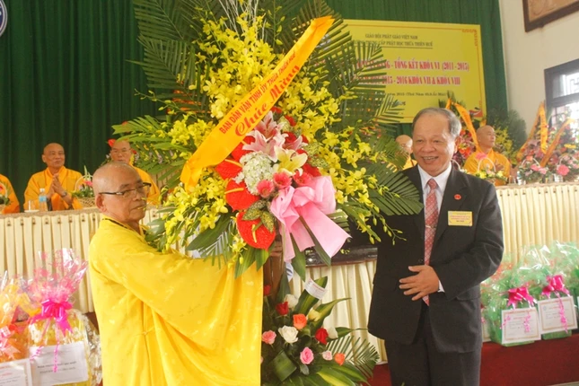 TT-Huế: Trường TCPH khai giảng và tổng kết khóa VI ảnh 4 anh3.jpg