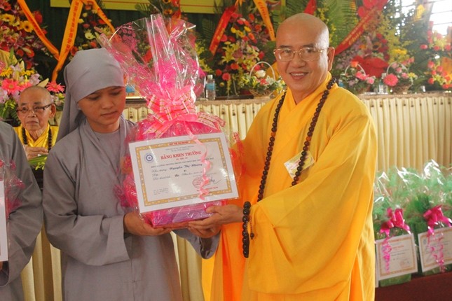 TT-Huế: Trường TCPH khai giảng và tổng kết khóa VI ảnh 7 anh8.jpg