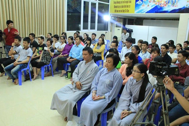 Bạn trẻ dự tọa đàm "Nỗi khổ niềm đau" ảnh 2 toa dam 1.jpg