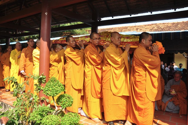 Lễ nhập kim quan cố Đại lão HT.Thích Đạt Đồng ảnh 3 1 nhapquan 3.jpg