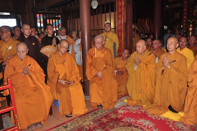 Lễ nhập kim quan cố Đại lão HT.Thích Đạt Đồng ảnh 6 1 nhapquan 5.jpg