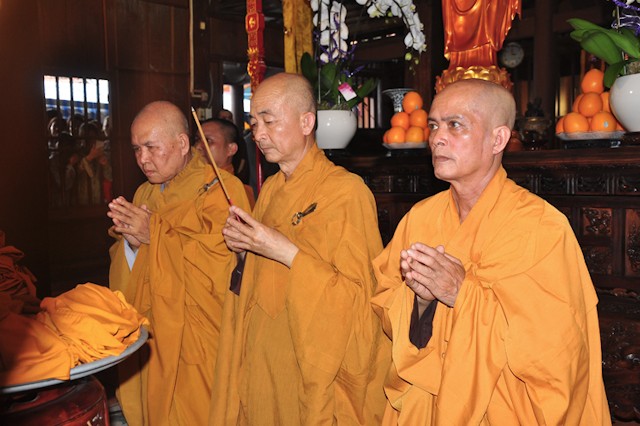 Lễ nhập kim quan cố Đại lão HT.Thích Đạt Đồng ảnh 7 1 nhapquan 7.jpg