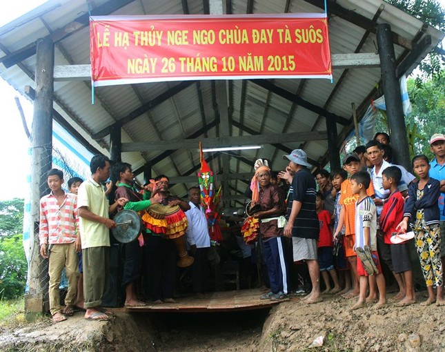 ht2-doi trong chhay yam trong buoi le.JPG