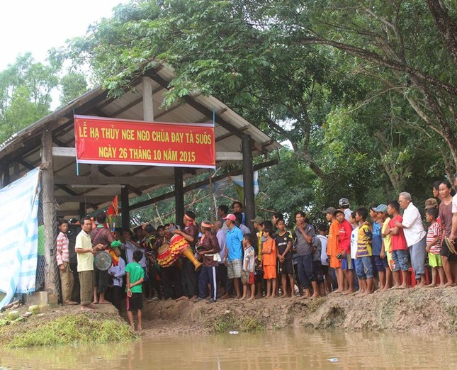 ht3-dong dao cu dan phum soc cung tham du buoi le ha thuy ghe ngo.JPG