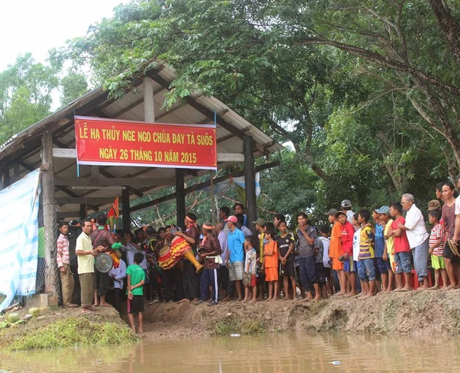 ht3-dong dao cu dan phum soc cung tham du buoi le ha thuy ghe ngo.JPG