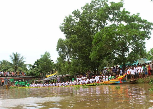 ht4-dong dao cu dan phum soc cung tham du buoi le ha thuy ghe ngo.JPG