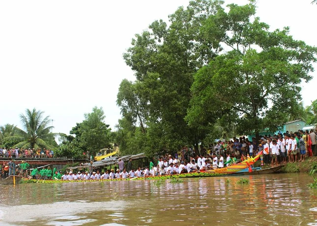ht4-dong dao cu dan phum soc cung tham du buoi le ha thuy ghe ngo.JPG