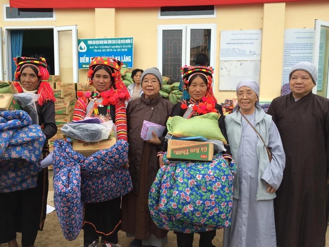 Phân ban Ni giới T.Ư tặng 700 phần quà ở Tây Bắc ảnh 1 thuphong 1.jpg