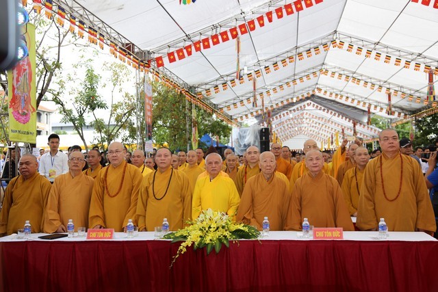 Chùm ảnh: Đại lễ cầu siêu nạn nhân tai nạn giao thông ảnh 3 causieu 1.jpg