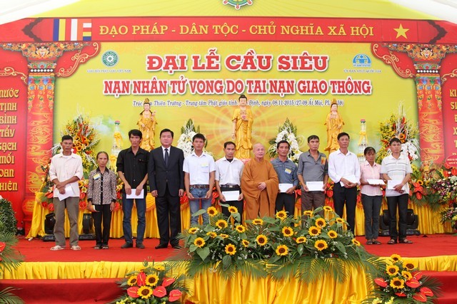 Chùm ảnh: Đại lễ cầu siêu nạn nhân tai nạn giao thông ảnh 10 causieu 11.jpg