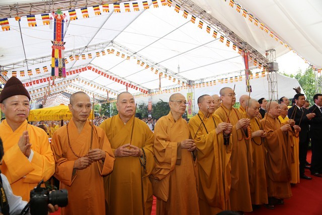 Chùm ảnh: Đại lễ cầu siêu nạn nhân tai nạn giao thông ảnh 13 causieu 14.jpg