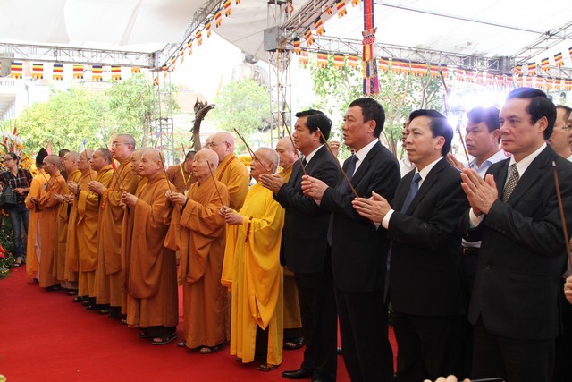 Chùm ảnh: Đại lễ cầu siêu nạn nhân tai nạn giao thông ảnh 14 causieu 15.jpg