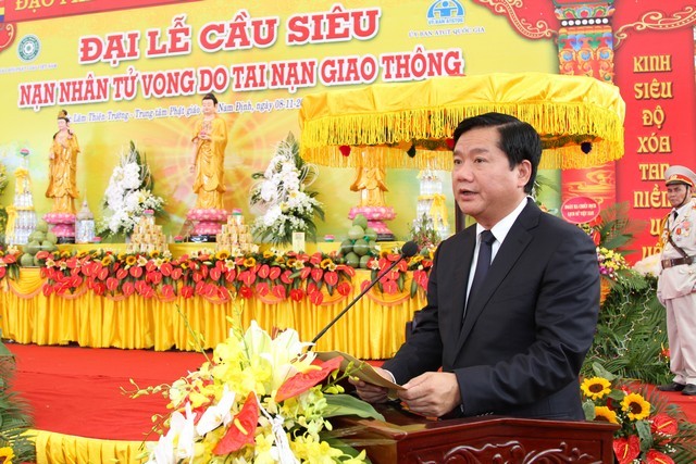 Chùm ảnh: Đại lễ cầu siêu nạn nhân tai nạn giao thông ảnh 6 causieu 2.jpg