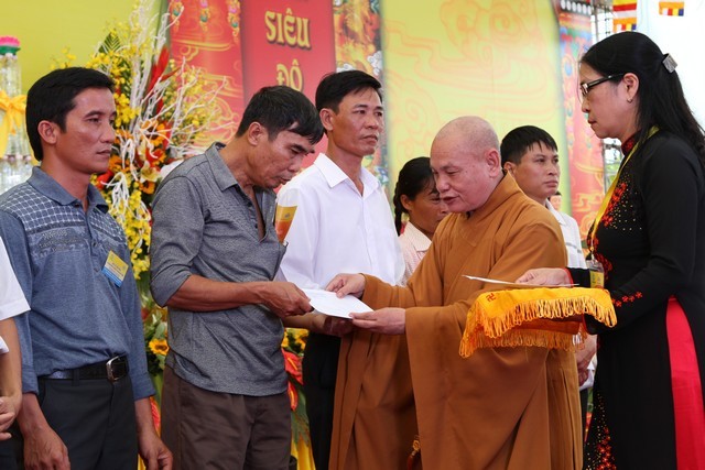 Chùm ảnh: Đại lễ cầu siêu nạn nhân tai nạn giao thông ảnh 8 causieu 4.jpg