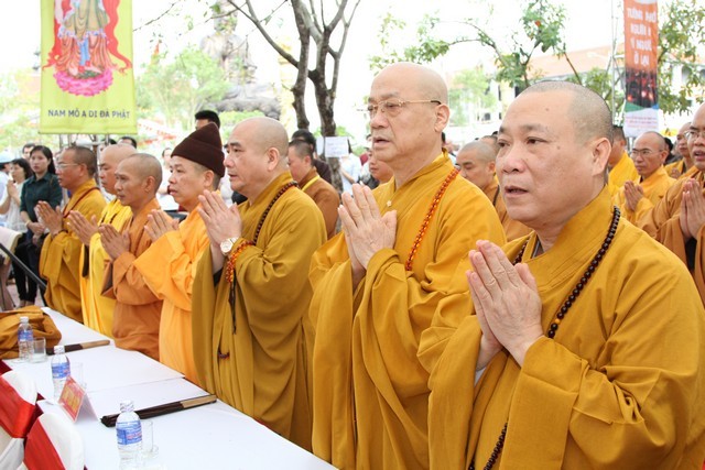 Chùm ảnh: Đại lễ cầu siêu nạn nhân tai nạn giao thông ảnh 4 causieu 7.jpg