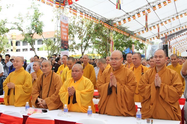 Chùm ảnh: Đại lễ cầu siêu nạn nhân tai nạn giao thông ảnh 5 causieu 8.jpg