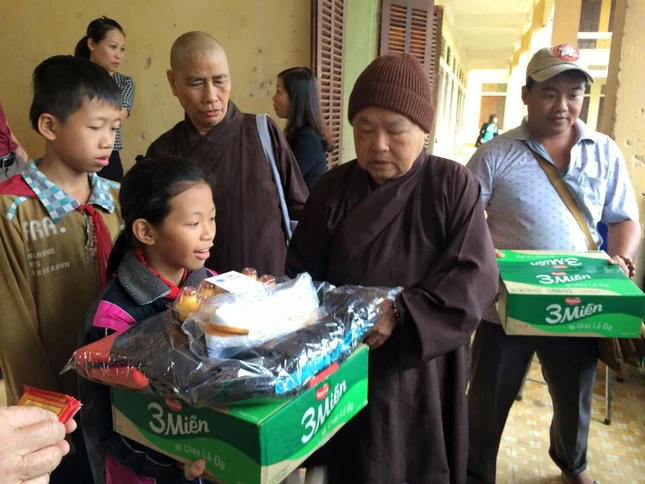 Các chùa Ni ở TP.HCM tặng quà học sinh phía Bắc ảnh 1 tangqua 1.jpg