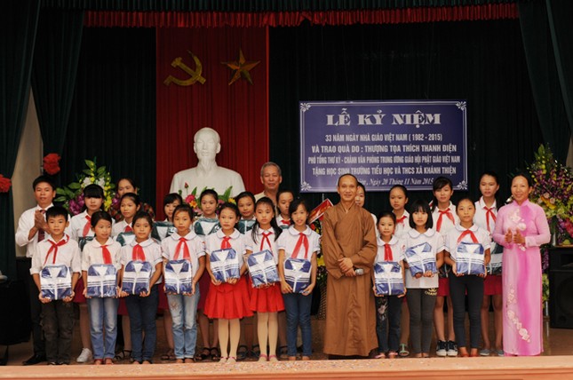 Ninh Bình: Trao quà tới học trò xã Khánh Thiện ảnh 1 tagqua.jpg