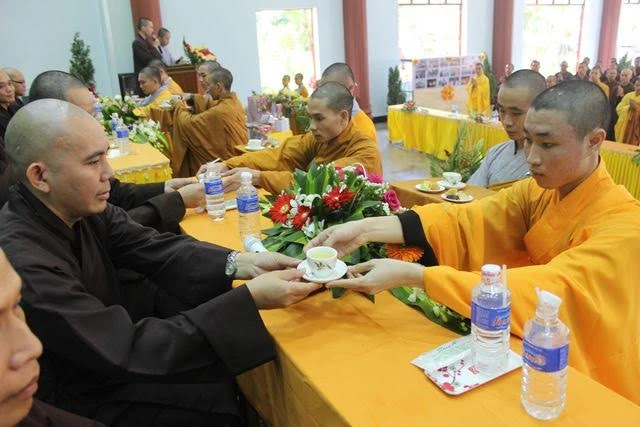 Bình Định: Tăng Ni sinh tri ân thầy và thi bích báo ảnh 1 dangtra.jpg