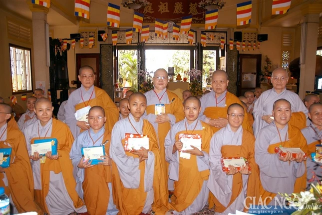 Giới trường Từ Nghiêm trao phần thưởng tụng luật ảnh 6 AN THN.JPG