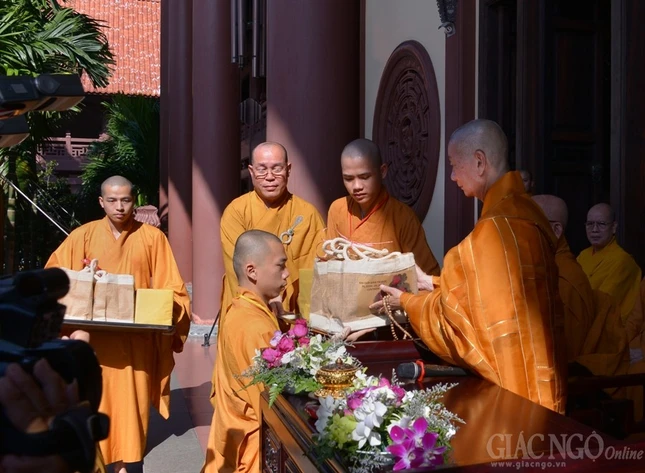 Phat thuong Gioi tu Ty kheo (6).JPG