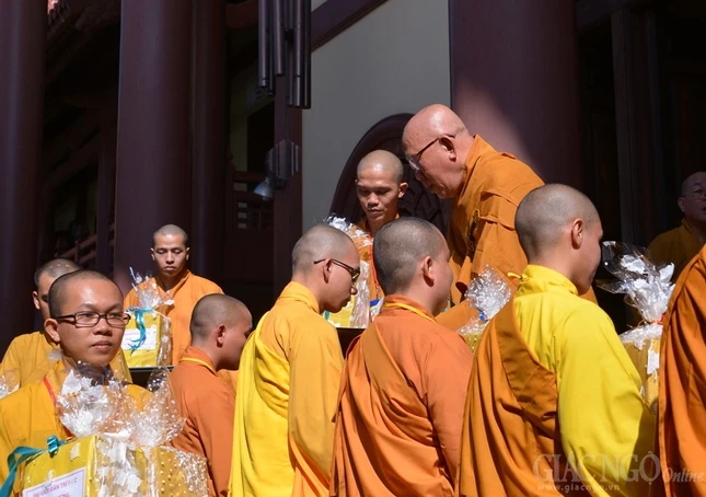 Phat thuong Gioi tu Ty kheo (8).JPG