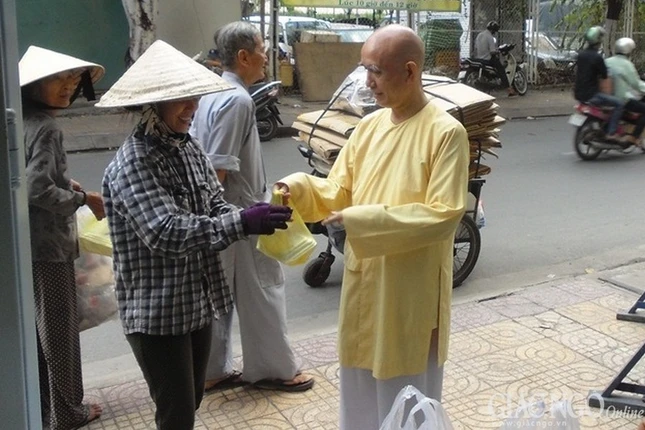 Chùa Phú Hòa tặng 400 suất cơm chay từ thiện ảnh 1 ANH.JPG