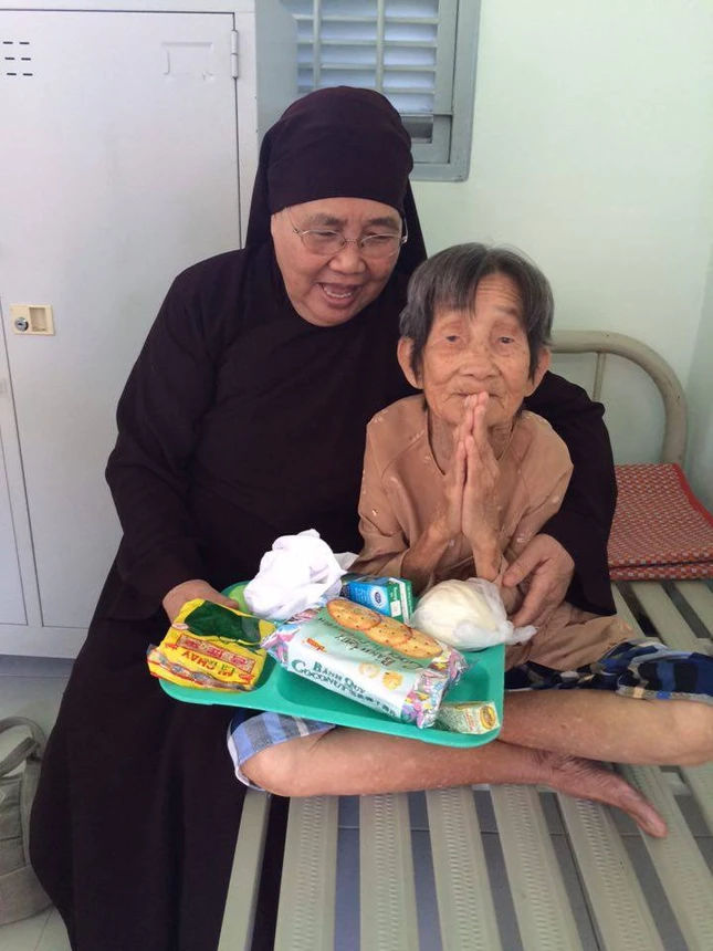 Phật tử Việt kiều chia sẻ với người nghèo ảnh 1 tuthien.jpg